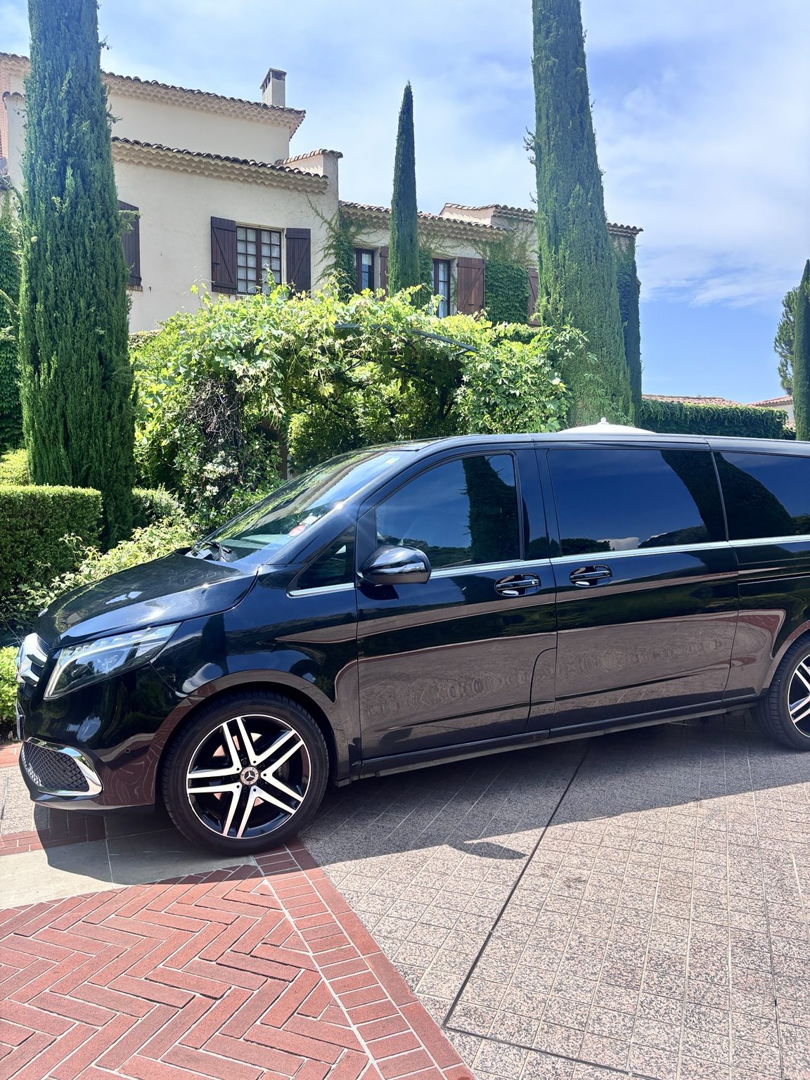 Mercedes Classe V AMB Élite devant une villa provençale avec cyprès et jardin — Côte d'Azur